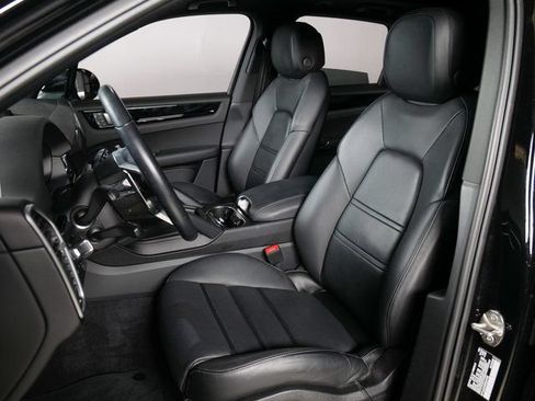 Certified 2023 Porsche Cayenne AWD/4WD image 5