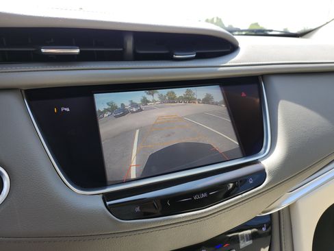 Used 2017 Cadillac XT5 Luxury w/ Driver Awareness Package FWD image 4