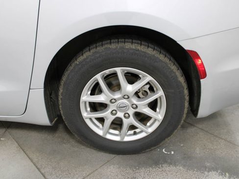 Used 2024 Chrysler Pacifica Touring-L image 37