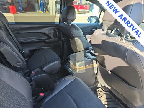 Used 2025 Toyota Sienna Platinum image 50