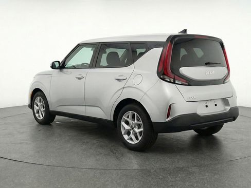 Used 2025 Kia Soul LX w/ LX Technology Package FWD image 6