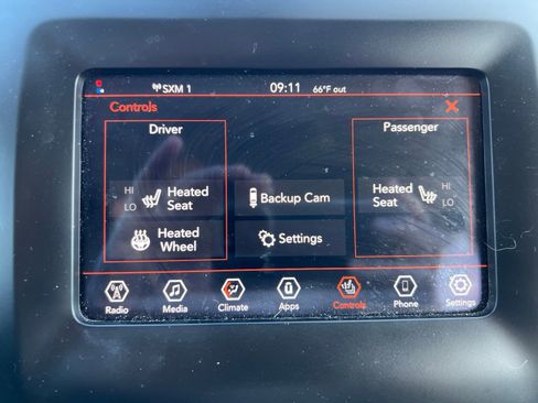 Used 2019 Jeep Cherokee Latitude Plus w/ Cold Weather Group AWD/4WD image 16