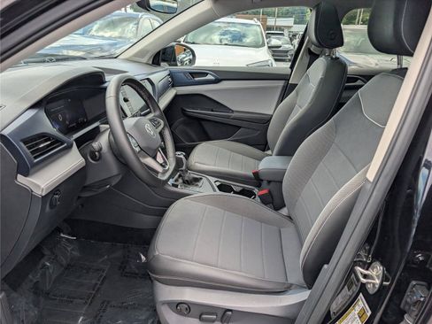 Used 2024 Volkswagen Taos SE w/ Panoramic Sunroof Package FWD image 16