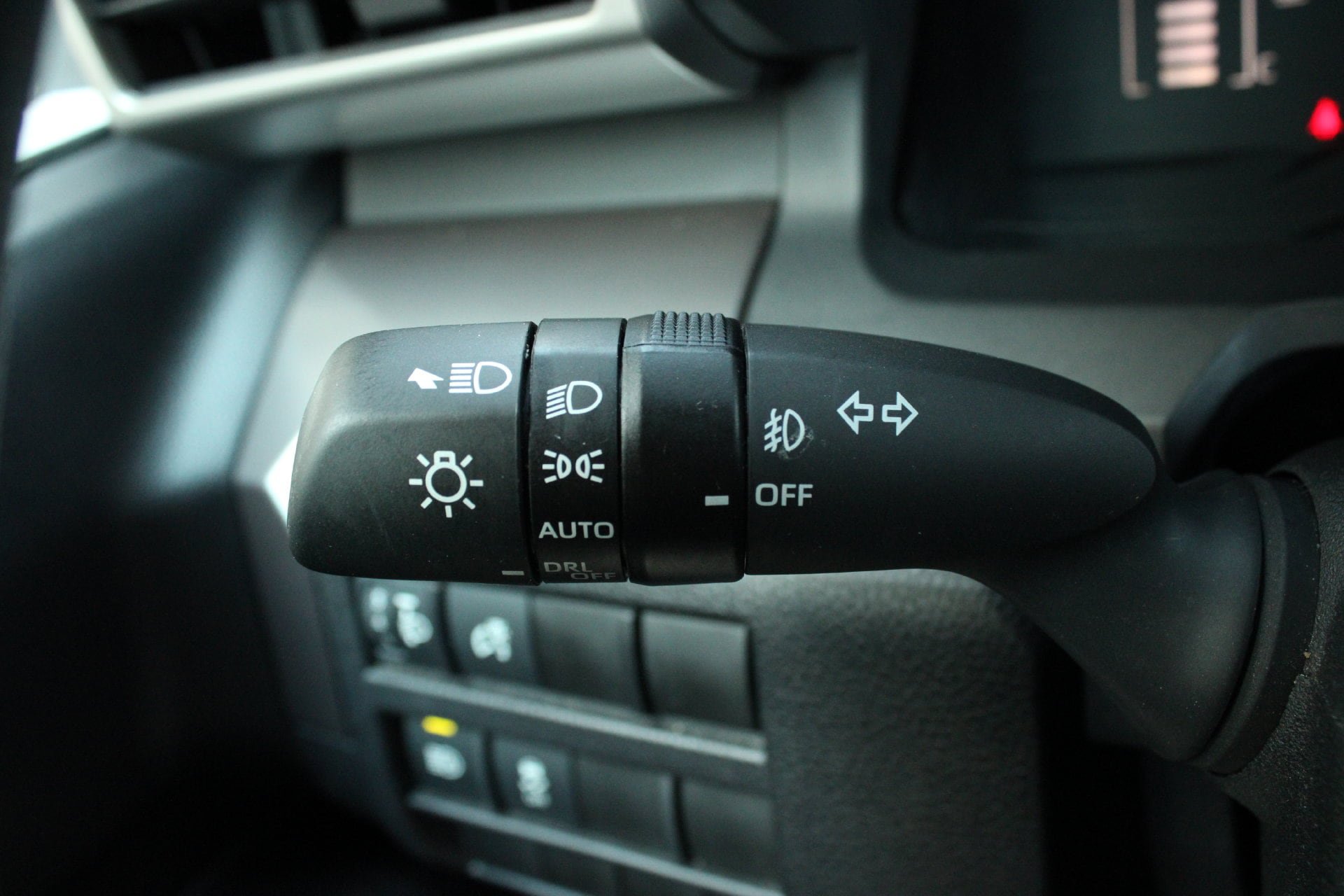 Used 2025 Toyota Tacoma SR5 AWD/4WD image 29