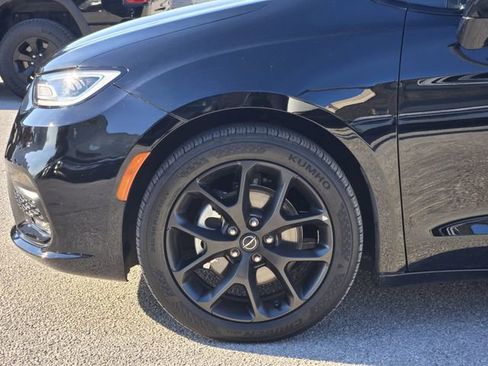 Used 2025 Chrysler Pacifica Limited image 9