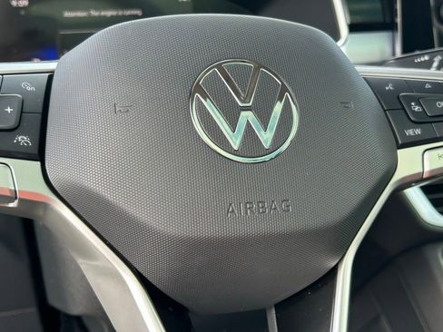 Used 2025 Volkswagen Taos SE image 19