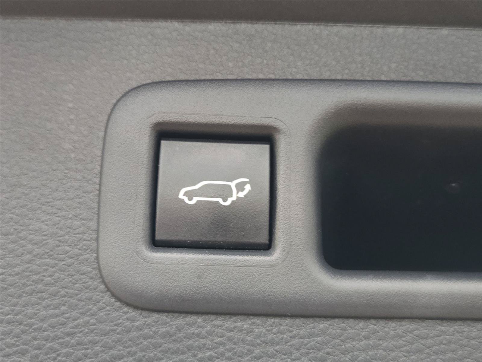 Used 2024 Toyota Highlander LE AWD/4WD image 29