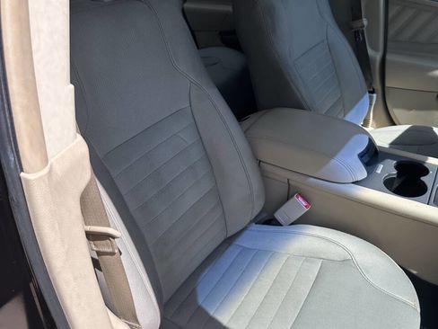 Used 2016 Ford Taurus SE FWD image 14