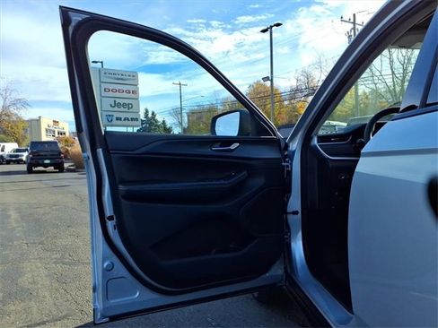 Certified 2023 Jeep Grand Cherokee L Laredo image 22