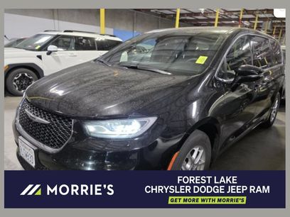 Used 2025 Chrysler Pacifica Select