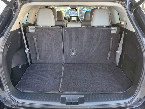 Used 2022 Toyota Highlander XLE FWD image 40