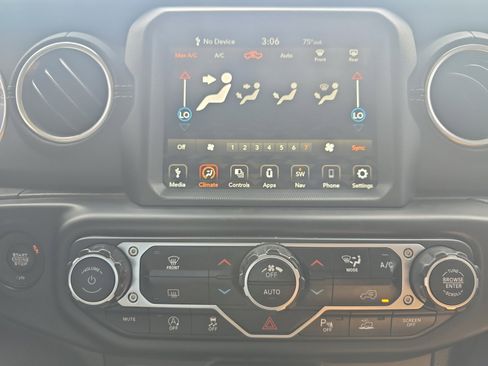 Used 2020 Jeep Gladiator Overland image 17