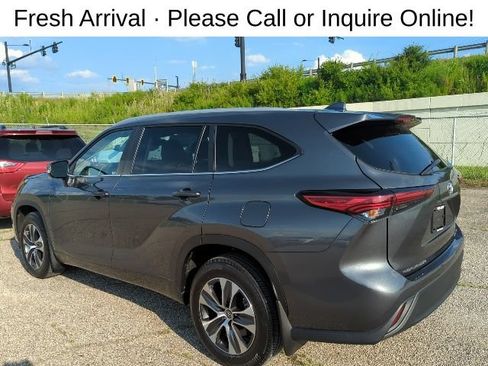 Used 2023 Toyota Highlander XLE AWD/4WD image 3