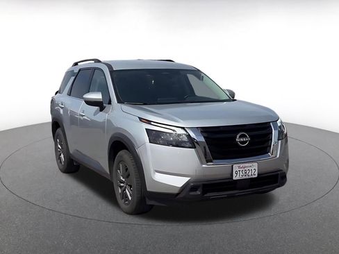Used 2025 Nissan Pathfinder SV FWD image 3