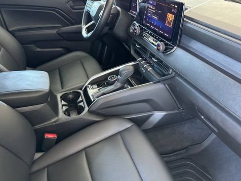 Used 2025 Chevrolet Colorado Trail Boss AWD/4WD image 19