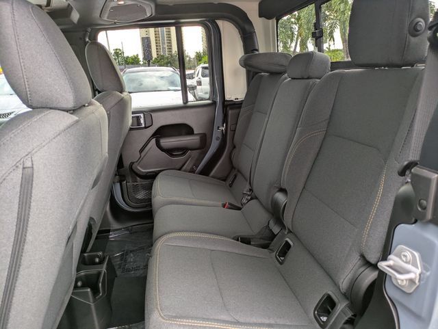 Used 2025 Jeep Gladiator Sport AWD/4WD image 9