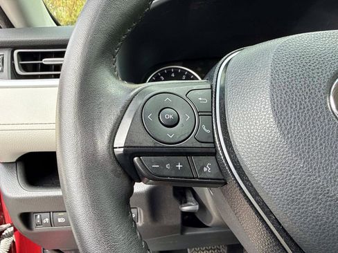 Used 2021 Toyota RAV4 XLE Premium image 31