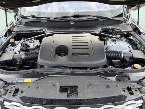 Used 2023 Land Rover Discovery Metropolitan Edition AWD/4WD image 9