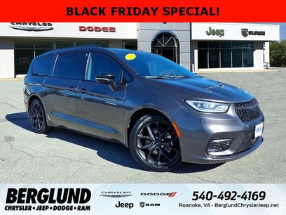 Used 2023 Chrysler Pacifica Limited w/ Uconnect Theater Family Group