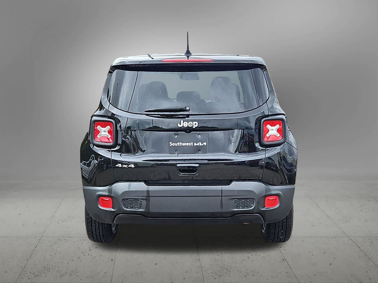 Used 2023 Jeep Renegade Latitude AWD/4WD image 5