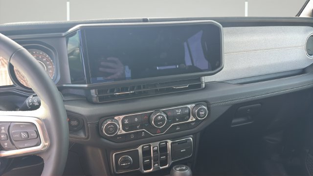 Used 2025 Jeep Wrangler Unlimited Sahara AWD/4WD image 9