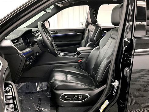 Used 2023 Jeep Grand Cherokee Overland w/ Advanced Protech Group III image 22