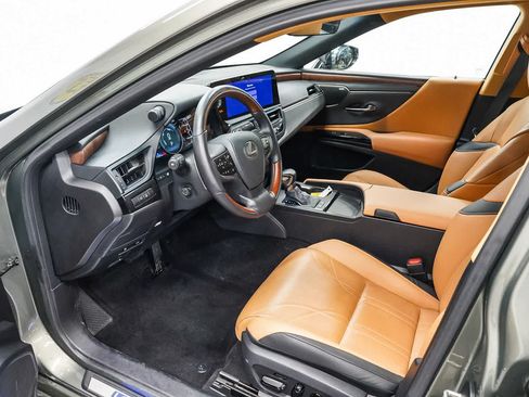 Used 2025 Lexus ES 300h w/ Luxury Package FWD image 18