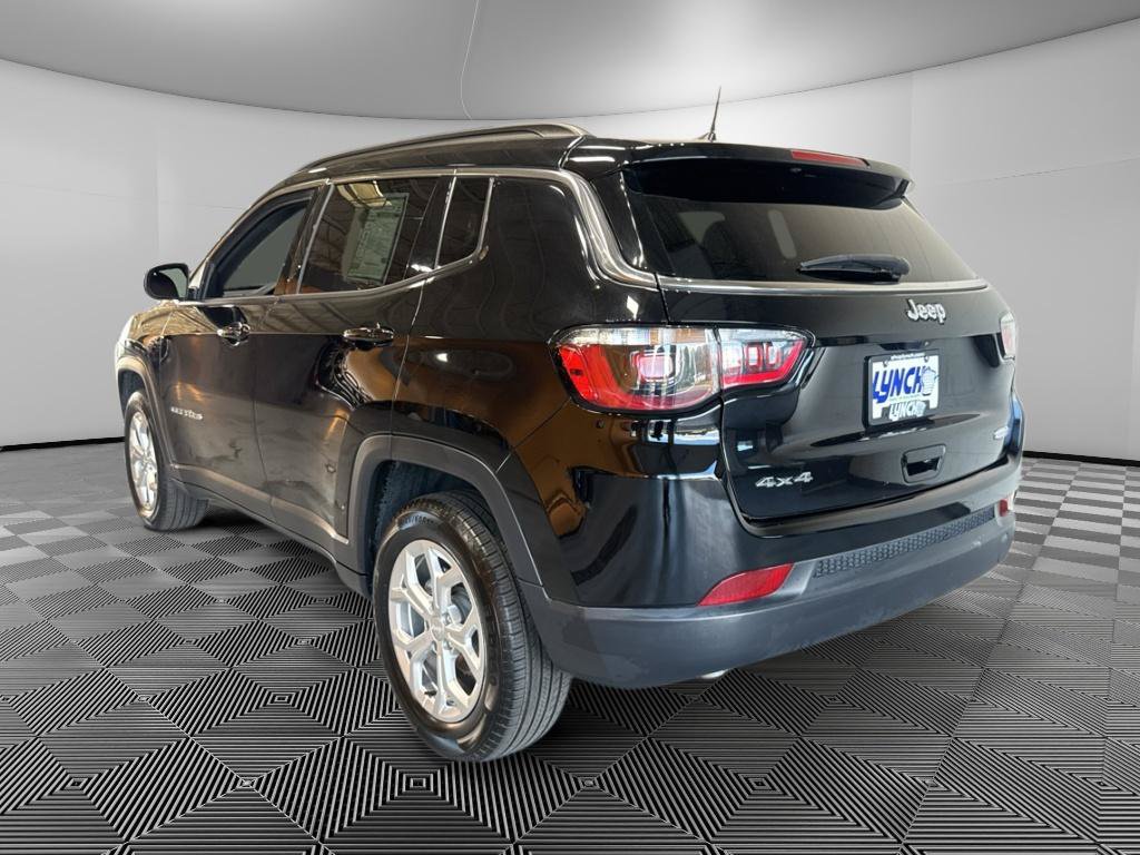 Used 2024 Jeep Compass Latitude AWD/4WD image 3