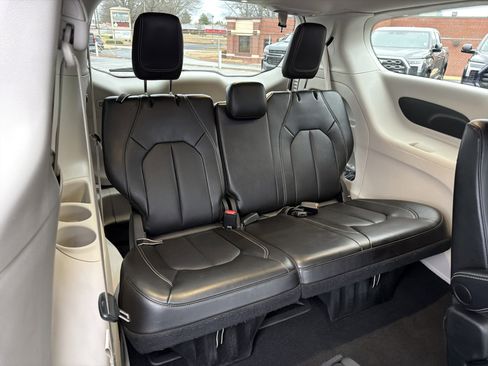 Used 2024 Chrysler Pacifica Touring-L image 16