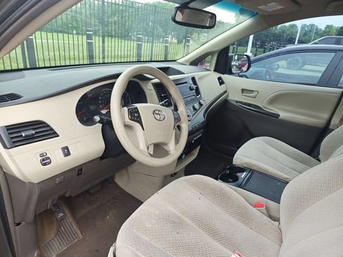 Used 2012 Toyota Sienna LE w/ Towing Pkg FWD image 8