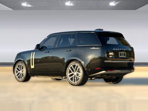 Used 2025 Land Rover Range Rover SE image 3