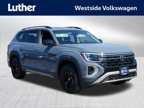 Certified 2025 Volkswagen Atlas Peak Edition SE AWD/4WD image 1