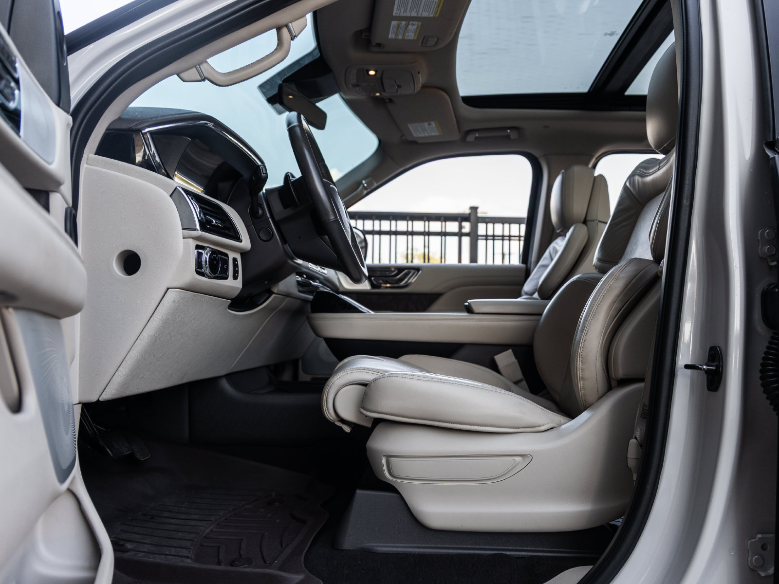 Used 2021 Lincoln Navigator Reserve w/ Luxury Package RWD image 21
