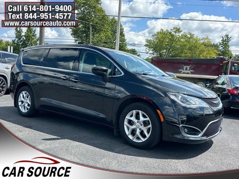 Used 2017 Chrysler Pacifica Touring Plus w/ Tire & Wheel Group FWD image 6