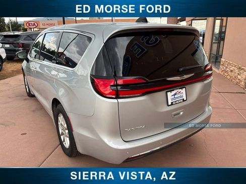 Used 2024 Chrysler Pacifica Touring-L FWD image 7