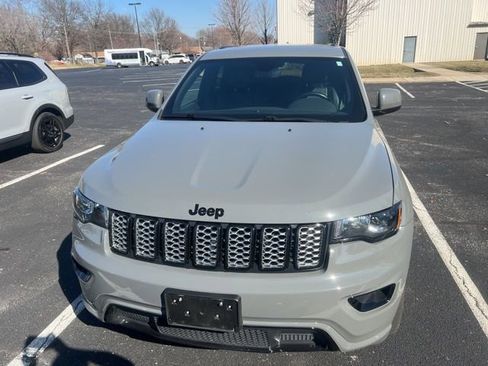 Used 2020 Jeep Grand Cherokee Altitude image 2