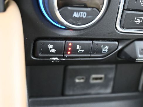 Used 2021 Chevrolet Tahoe Premier w/ Premium Package image 25