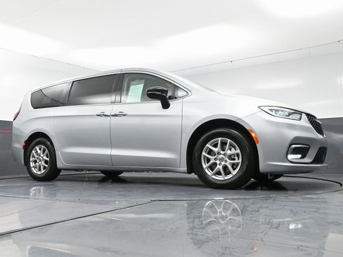 Used 2024 Chrysler Pacifica Touring-L image 48