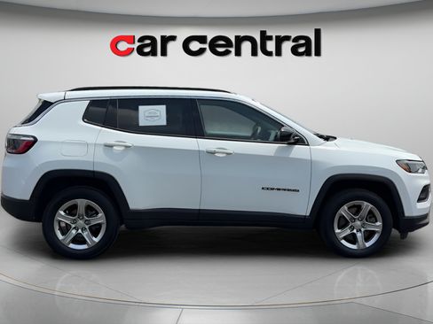 Used 2024 Jeep Compass Latitude w/ Altitude Special Edition AWD/4WD image 6