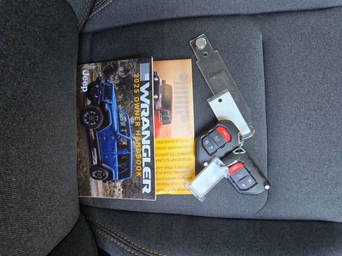 Used 2025 Jeep Wrangler Unlimited Sahara w/ Safety Group AWD/4WD image 30