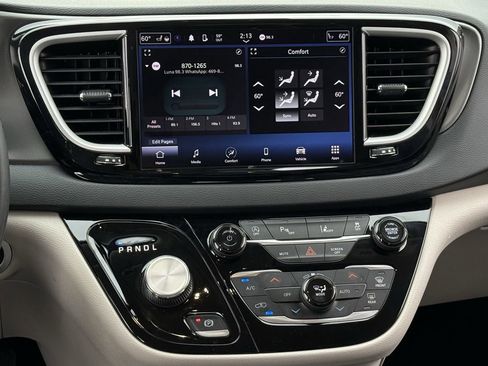 Used 2023 Chrysler Pacifica Touring-L FWD image 15