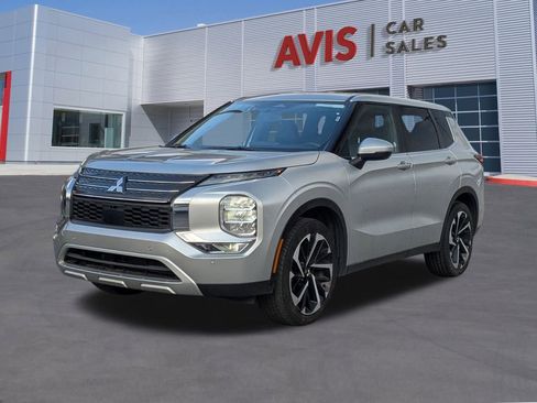 Used 2024 Mitsubishi Outlander SE image 1