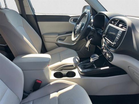 Used 2023 Kia Soul LX image 15