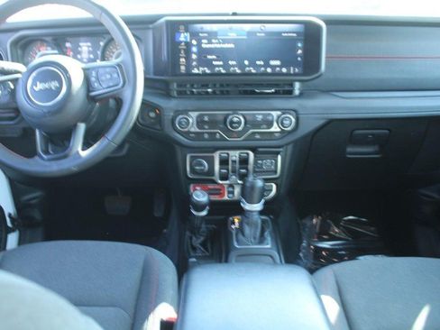 Used 2024 Jeep Wrangler Unlimited Rubicon AWD/4WD image 13