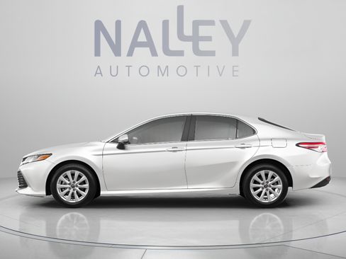 Used 2018 Toyota Camry SE FWD image 2