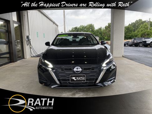 Used 2025 Nissan Altima 2.5 SV FWD image 3