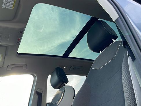 Used 2025 Volkswagen Taos SE AWD/4WD image 42