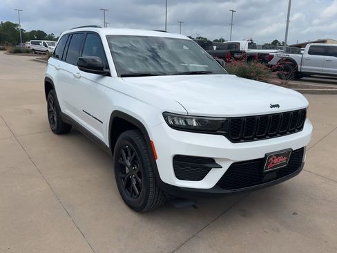 Used 2025 Jeep Grand Cherokee Altitude AWD/4WD image 3