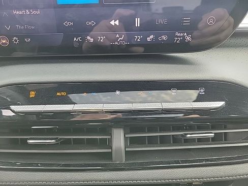 Used 2025 Buick Enclave Avenir image 26