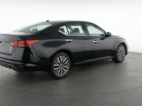 Used 2025 Nissan Altima 2.5 SV FWD image 9